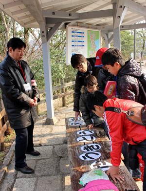 グループに分かれて体験学習をする子どもたち＝愛知県犬山市の「博物館明治村」で、２月27日、島田和也撮影