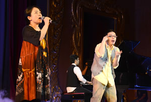 「半分ごっこ」を演奏する久保さん（中央）、
		歌う原田奈生子さん（左）、
		手話ボーカルをする久保田洋輔さん（右）