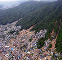 大雨による土砂崩れで泥に埋まった、広島市安佐南区の八木の住宅街