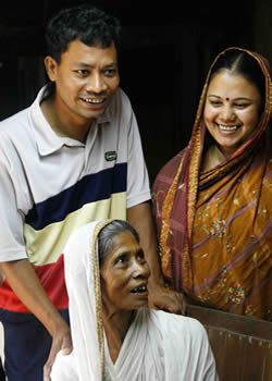 自宅で笑顔を見せるルーパヨン・ボルワさん（左）と母スジャータさん（手前）、妻ハッピーさん＝バングラデシュ東部のラウジャン村で２００８年１１月５日、森田剛史撮影
