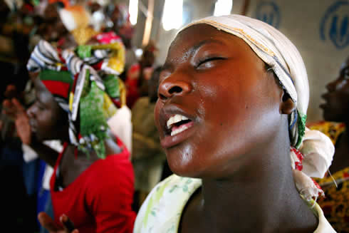 教会のミサで賛美歌を歌うフランシーヌ・シファさん＝コンゴ民主共和国東部ゴマのムグンガ３避難民キャンプで２００９年６月７日、森田剛史撮影