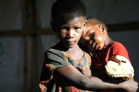 ４歳の妹カイファちゃん（右）を抱くハビバちゃん。カイファちゃんは自力で歩くことが難しい＝エチオピア・ドロアドの難民一時滞在センターで２０１０年６月１５日、小松雄介撮影