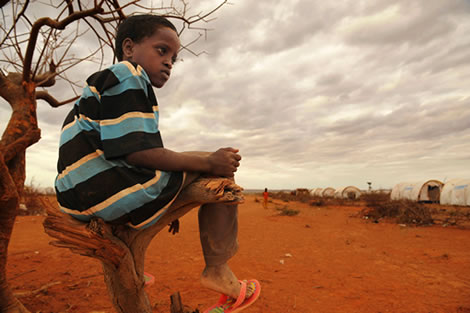 内戦で家族を失い、キャンプ内で一人生活するムハンマド・アリ・ユーゼフ君＝エチオピア・ドロアドのメルカディダ難民キャンプで、小松雄介撮影