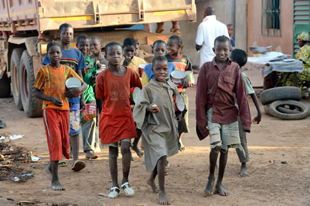 托鉢のため街に出るブバ・ディコ君（前列右から２人目）ら「マラブ－」と暮らす子どもたち＝ブルキナファソ・ワガドゥグで