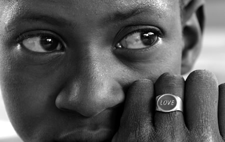 「LOVE」の字が刻まれた指輪をするアミディ・フダ君＝ブルキナファソ・ゴーデボー難民キャンプで