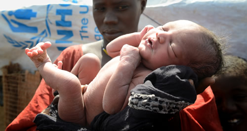 この日テントで出産したばかりの赤ん坊を抱くファッタイ・アティワラハさん