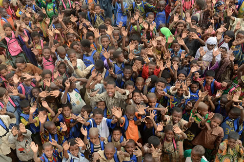 放課後、元気に声をあげる難民キャンプの小学校に通う児童たち＝ブルキナファソ・ゴーデボー難民キャンプで２０１３年３月４日、大西岳彦撮影