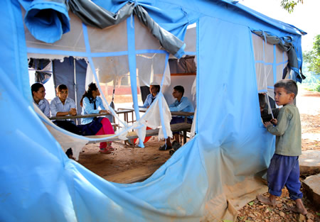 震災で校舎の一部が倒壊した学校では、穴だらけのテントが教室の代わりとして使われていた＝ボテシパ村で２０１５年９月５日、幾島健太郎撮影