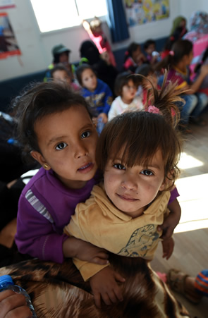 大勢の子どもたちが訪れる乳幼児施設＝ヨルダン・ザルカ県のアズラック難民キャンプで２０１６年１０月６日、久保玲撮影