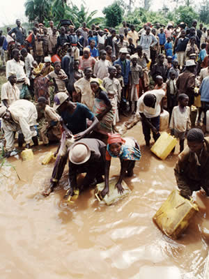 第３１回　アフリカ。ルワンダ内戦から逃れ、隣接するタンザニアのルスモ地区に集まったルワンダ難民は約３０万人。難民たちにとって、ルスモを流れるルブブ川の泥水は命の水だ ＝片嶋俊一撮影