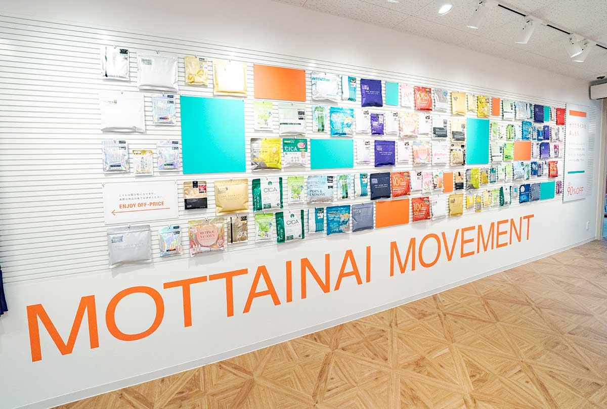 商品パッケージが並ぶ「MOTTAINAI MOVEMENT」の壁面ディスプレイ