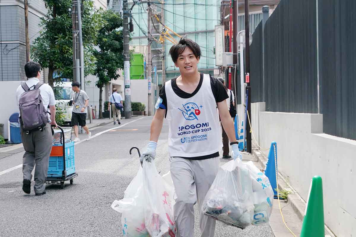 スポGOMIの競技中にごみ袋を運ぶ参加者