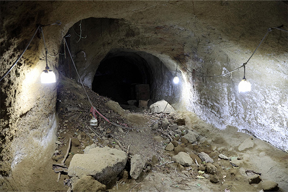 硫黄島、私たちが語る 遺骨収集に取り組む大学生 鉄かぶとの頭蓋骨に衝撃