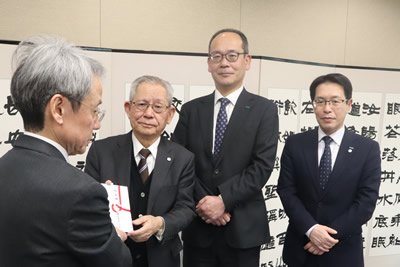 能登半島地震救援金を手渡す株式会社ハシオの橋本祐次代表取締役（左から２人目）ら