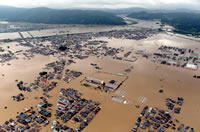 小田川の決壊で水に覆われた真備町地区。奥は高梁川＝岡山県倉敷市で２０１８年７月７日、毎日新聞社ヘリから加古信志撮影
