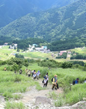 鉢伏山の頂上を目指す子どもたち