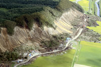 土砂崩れで多くの犠牲者が出た集落では道路の上の土砂が取り除かれていた＝北海道厚真町で２０１８年９月１２日午前９時５４分、本社機「希望」から梅村直承撮影