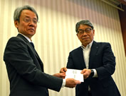 「ミャンマー地震救援金」を手渡す毎日新聞懇話会の宮井良継会長（右）