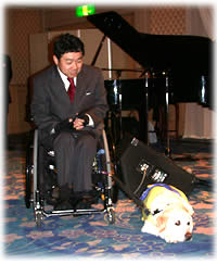 引退式会場で木村佳友さんに寄り添う在りし日のシンシア
      ＝05年12月11日、宝塚ホテルで