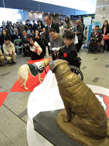 介助犬「シンシア」の銅像