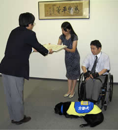 介助犬・育成訓練施設への助成に対し、日本介助犬協会の高柳友子事務局長から感謝状の贈呈(毎日新聞大阪社会事業団で2008年7月25日)