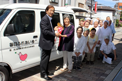 記念キーを受け取る代表者・小森佳子さん(左から2人目)ら=大阪市旭区のあかがわ生協診療所で、8月31日、島田和也撮影