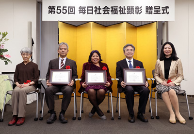 第５５回毎日社会福祉顕彰を受賞したみなさん。（左から）やどかりプラスの河原晶子副理事長、鶴田啓洋副理事長、サンタナ学園の中田ケンコ校長、チャイルド・ファンド・ジャパンの高橋潤理事長、福嶋美佐子副理事長＝東京都千代田区で２０２５年１０月３１日、小林努撮影