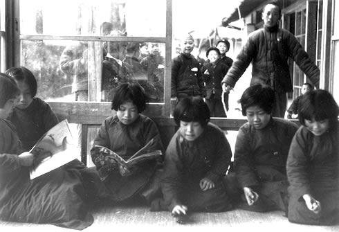 お手玉や絵本を読む中国の女児たち。左端で絵本を開いているのが高玉萍さん<br />
＝四天王寺悲田院で１９４０年２月撮影