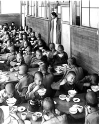 四天王寺悲田院で食事をする中国の子どもたち＝１９３９年１１月撮影