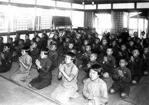朝の礼拝をする中国の児童たち＝四天王寺悲田院で１９３９年１１月撮影