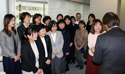 「小児がん征圧募金」を受け取る各団体の代表者ら