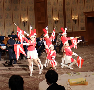 子どもたちを激励する大阪府警音楽隊