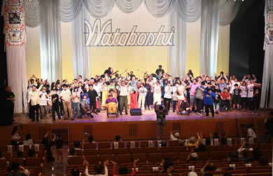 音楽祭フィナーレでテーマソング「わたぼうし」を歌う出演者と会場参加者