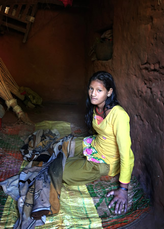 初潮を迎え、初めて生理小屋で過ごすスンニタ・コリさん＝ネパール・サラダ村で２０１５年９月２９日、幾島健太郎撮影