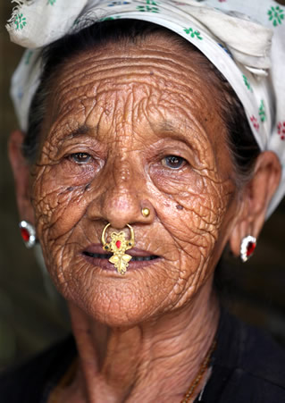 １９９２年から難民生活を強いられてきたというアジマヤ・ライさん（８４）。ブータンでは農業を営んでいたが、キャンプ生活となってからは夫リンブーシンさんが体調を崩すようになり、看病に追われた思い出ばかりだという。その夫も２カ月前に亡くなり「今はとにかく寂しい」と語った