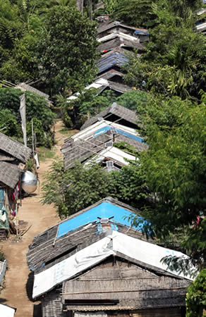 竹を編んでつくった住居が並ぶブータン難民キャンプ。中には太陽光発電のパネルを備えた家屋も見られる