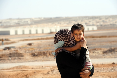 空爆が続くアレッポから逃れてきたサーミア・アルアリさんと長男アマールちゃん＝ヨルダン・ザルカ県のアズラック難民キャンプで、久保玲撮影