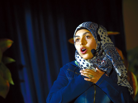 自分たちでアイデアを出し合い作り上げた劇を演じるシリア難民の女の子。
「復興には教育が必要」と観客に語りかけた＝ザータリ難民キャンプで