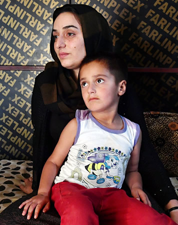 過激派組織「イスラム国」（ＩＳ）との戦闘で父を失ったヤジディー教徒の少年（４）と母（２５）