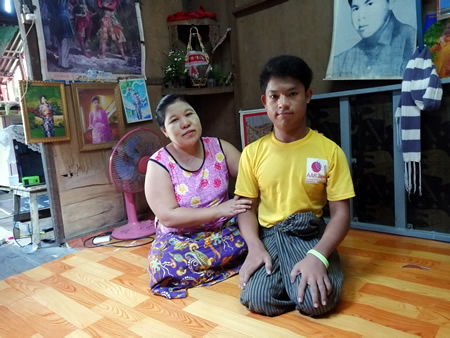 ミャンマーのヤンゴンに住むアウンカウンミャッさん（右）と母のキンマーテイさん。コロナ禍の中、将来への不安を募らせる＝難民を助ける会提供