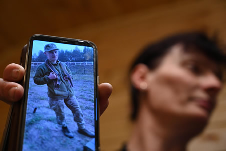 生前の長男ビタリーさんの写真が収められたスマートフォンを示すアナ・ボルギリビッチさん＝ショルダネシュティで２０２２年６月１１日、山田尚弘撮影
