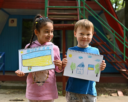 オデッサから避難してきたヤーナちゃん（６）＝左＝とハリコフから避難してきたミーシャちゃん（６）は、避難施設で友達になった。ヤーナちゃんは「ウクライナの学校に戻って友達と遊びたい」と話す