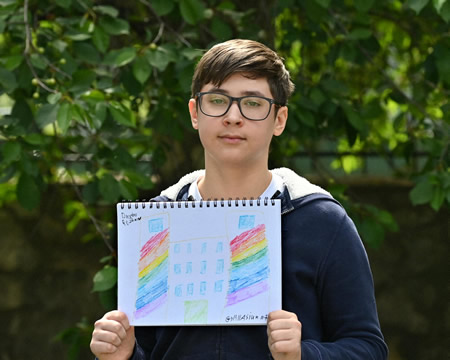 ミトーロ・ロージコフさん（１３）はオデッサから避難してきた。通っていた中学校の絵を描いた。「知識は私たちの人生の中で大切。モルドバはロシア語が通じないので「友人ができない」と話した