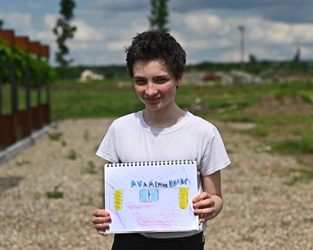 ミコライウから避難してきたミハイル・リヤシェンコさん（１６）は、現地で通っていた学校を描いた。将来はウェブデザイナーを夢見ているが、モルドバで学べる場所がなく、独学するしかないという