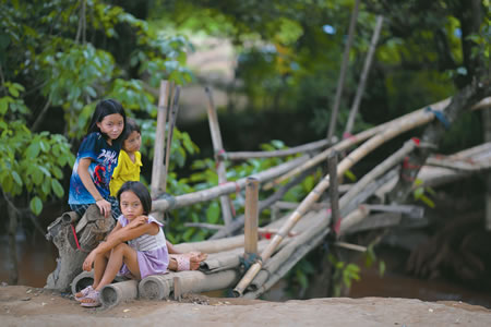 タイ国境に架かる橋のたもとで過ごす子どもたち=ミャンマー・カイン州で2026年6月4日