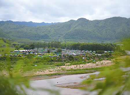 国境を流れる川沿いに建ち並ぶ避難民キャンプ=タイ国境で2026年5月25日