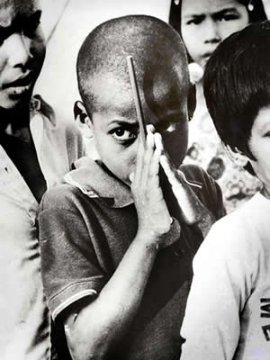 第１回バングラデシュ　１本の鉛筆に両手を合わせて大事そうに受け取る子供＝チッタゴン郊外「マハムニ母子寮」で７９年、中尾豊撮影