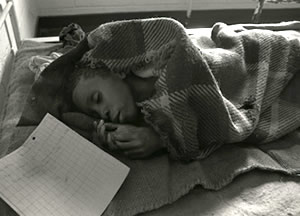 第９回ジンバブエ
      栄養失調で餓死したシモン・ランバニ君（推定年齢４～５歳の少年）。短い生涯で初めて安らぎを得たかのよう
      ＝トンゴガラキャンプで８４年、川辺章生撮影