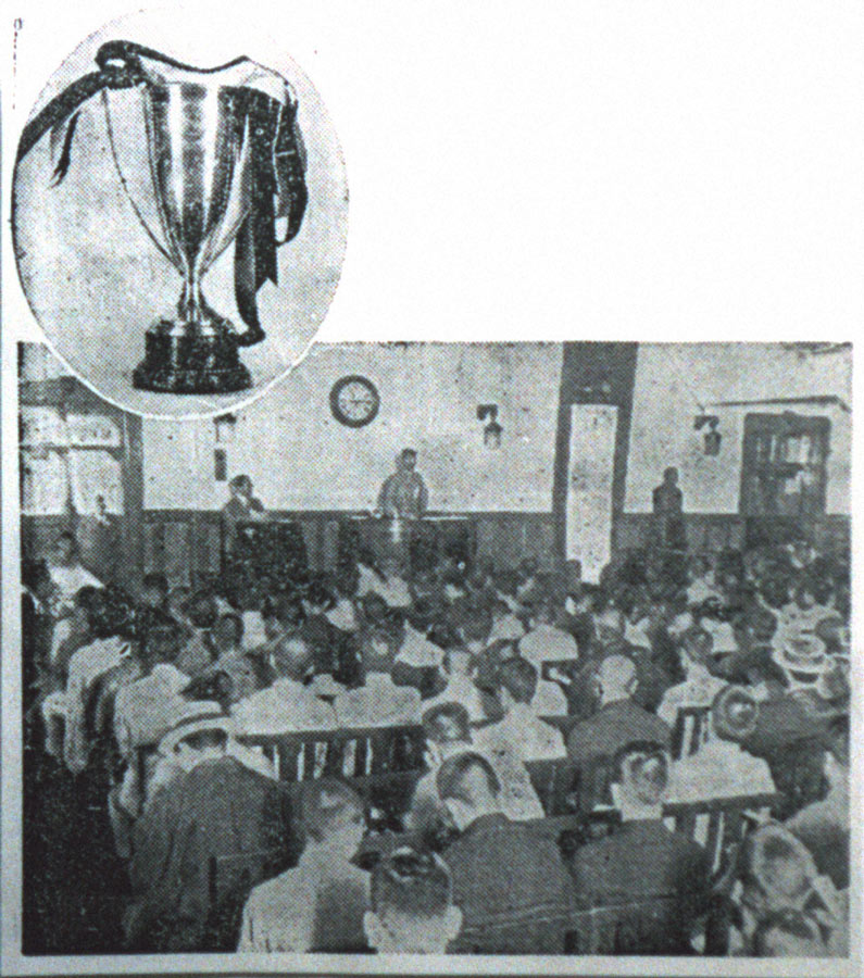 1928年（昭和3年）に創設された「全国盲学生雄弁大会」の第1回大会（左上の円内は優勝トロフィー）
