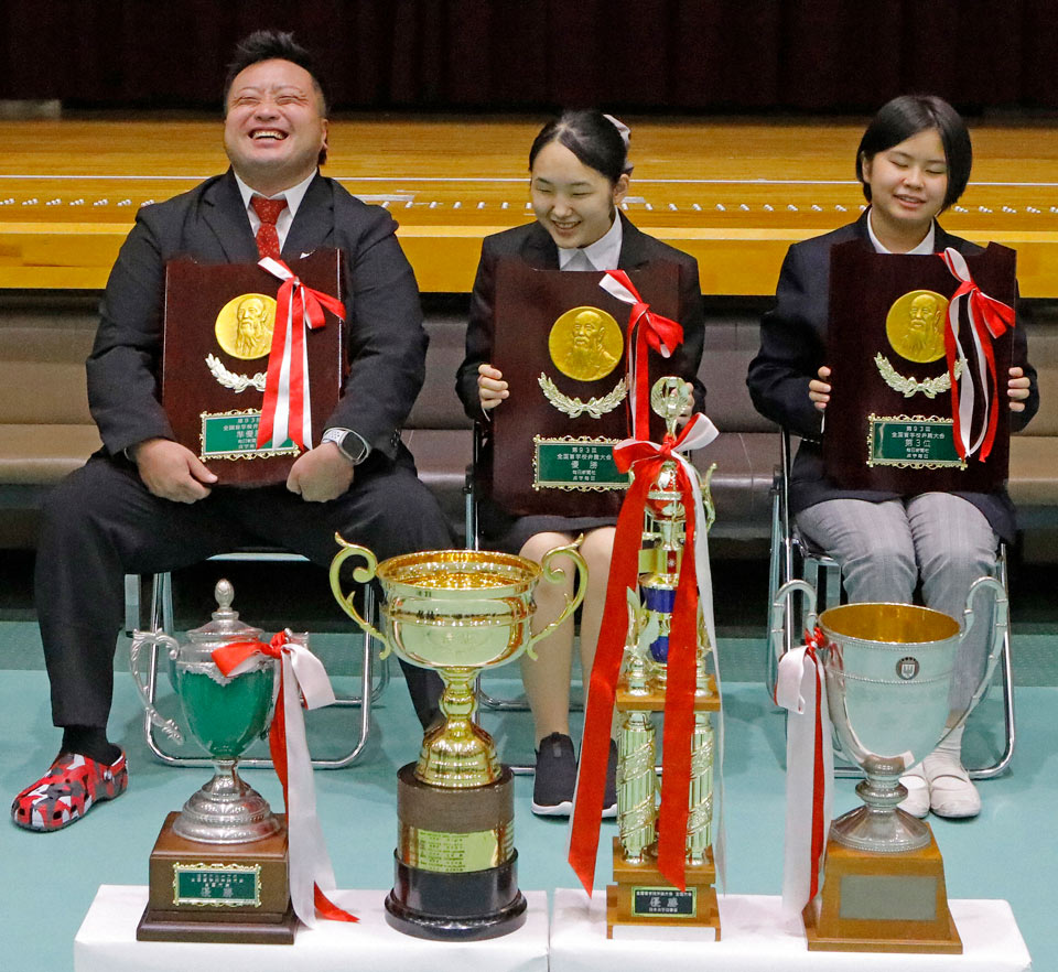 第93回全国盲学校弁論大会全国大会で上位入賞し、笑顔を見せる（左から）準優勝の稲川祐司さん、優勝の花村彩乃さん、３位の西森冬花さん